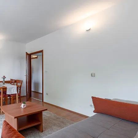 Apartment Madonna Field Ii