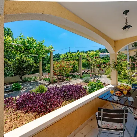 Madonna Field Ii Apartament *