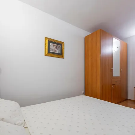 Madonna Field Ii Apartament