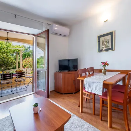 Madonna Field Ii Apartament